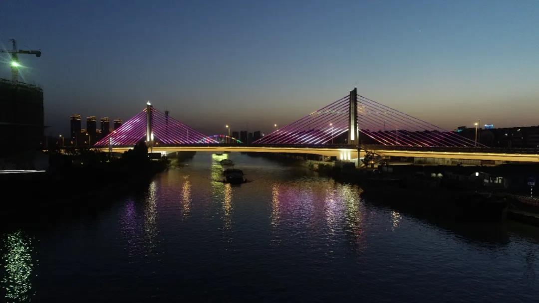 汽笛聲中白鷺飛，長虹托起夜明珠——共賞東塘大橋夜景